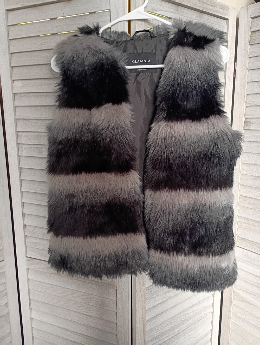 GLAMSIA Grey & Black Faux Fur Vest Women's Size Large (RUNS WAY SMALLER)